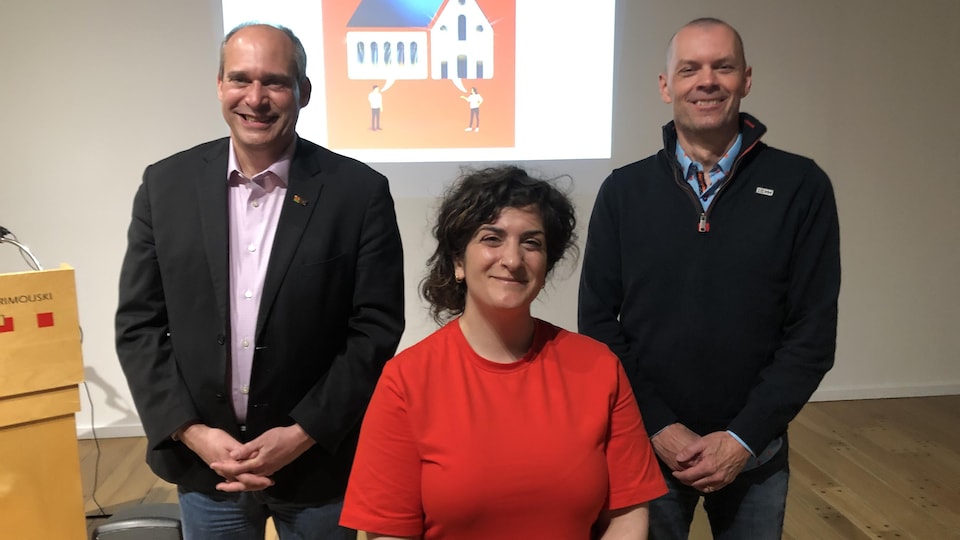 Daisy Boustany, Director General of the Museum, is accompanied by the mayor of Rimouski, Guy Caron and an illustrator from the region, Sébastien Thibault.