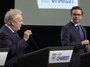Jean Charest y Pierre Poilievre durante el debate sobre el liderazgo conservador el jueves 5 de mayo de 2022.