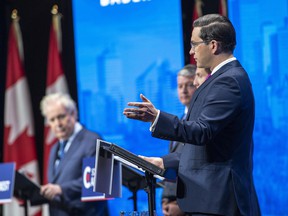Los candidatos al liderazgo conservador Leslyn Lewis, Roman Baber, Jean Charest, Scott Aitchison, Patrick Brown y Pierre Poilievre participan en el debate sobre el liderazgo inglés del Partido Conservador de Canadá en Edmonton el 11 de mayo de 2022.