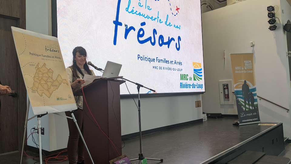 The cultural and communications coordinator at the MRC de Rivière-du-Loup, Mélanie Milot, presents the policy.