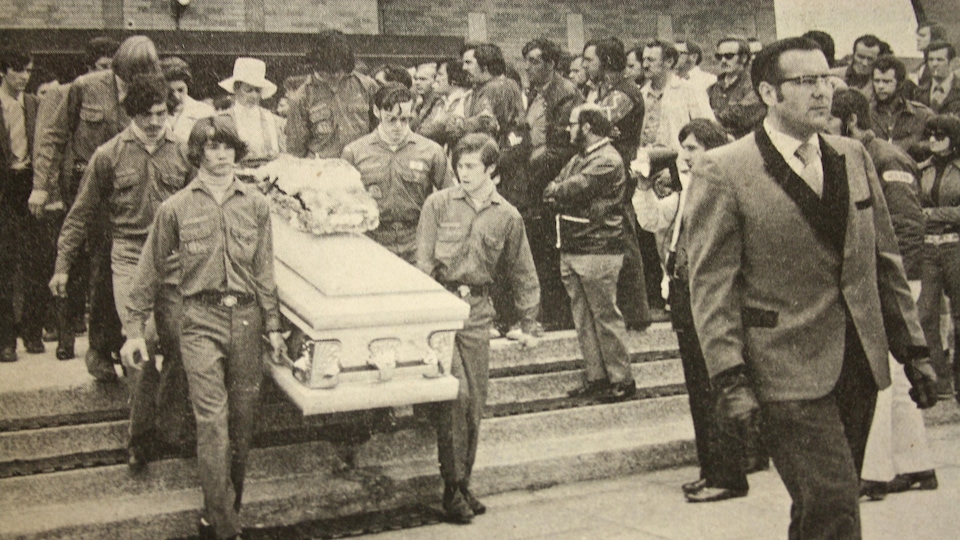 Photo from funeral archives, a crowd is gathered in front of the church and in front of the boys carry the coffin of Herman St-Gelais.