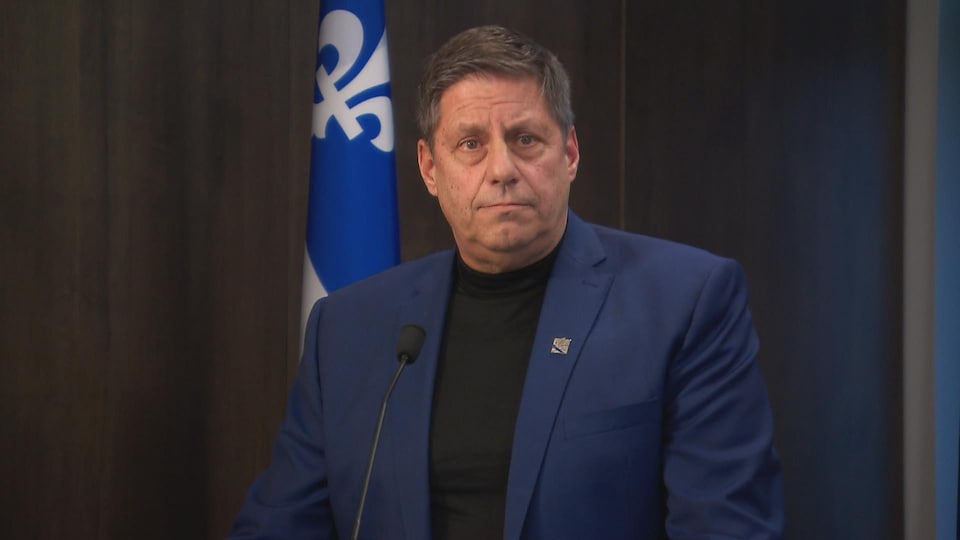 Gilles Bélanger at a press conference. 