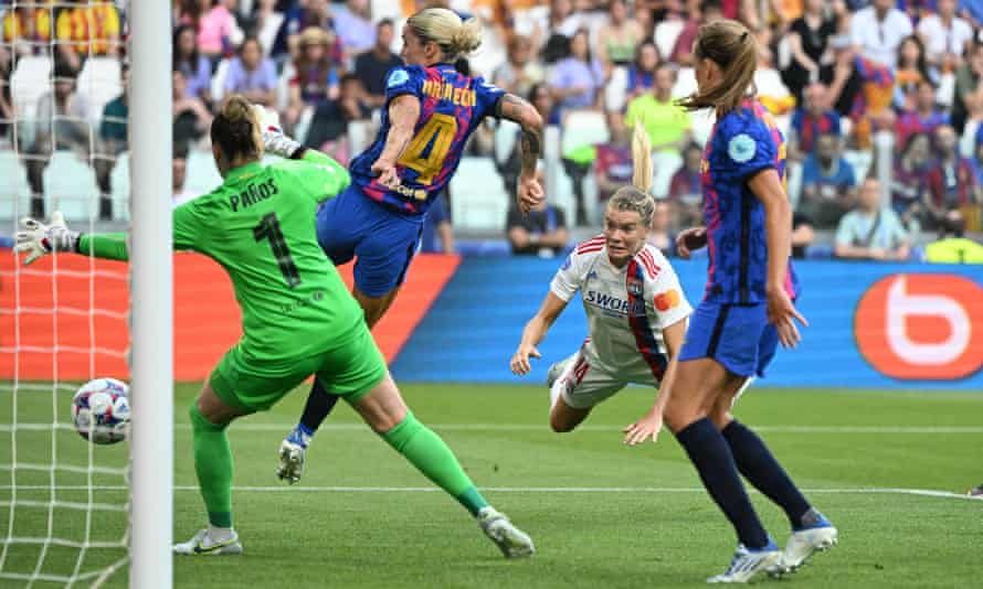 Ada Hegerberg dives in to head in Lyon's second goal.