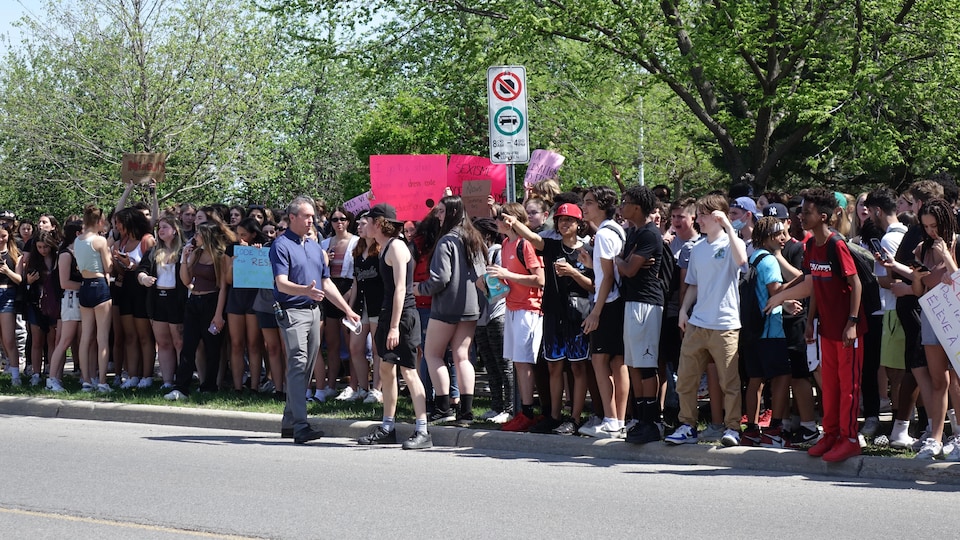 Students demonstrated loudly against the application of the dress code on Friday at Béatrice-Desloges secondary school.