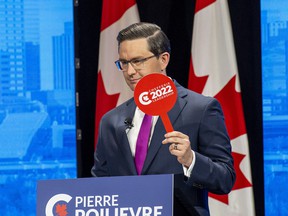 El candidato de liderazgo conservador Pierre Poilievre participa en el debate de liderazgo inglés del Partido Conservador de Canadá el miércoles 11 de mayo de 2022 en Edmonton.