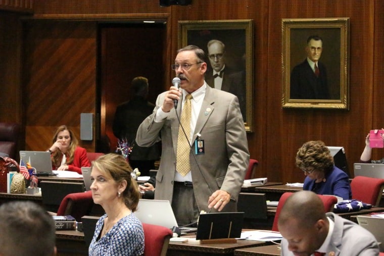 El representante Mark Finchem habla en el Capitolio estatal en Phoenix en 2018.
