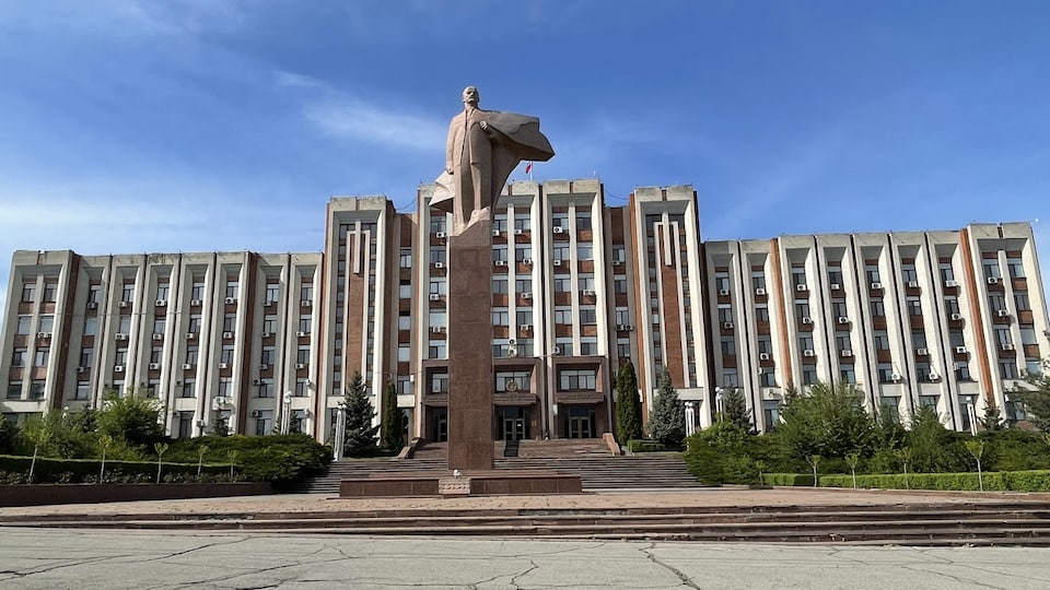 Statue of Lenin in Tiraspol.