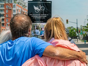 Cyclist Suzanne Chartrand, who was killed on Sept.  15, 1981, was commemorated with a plaque at the corner of Henri-Bourassa Blvd. and Berri St. in Montreal on Sunday, May 22, 2022. Today would have marked her 61st birthday de ella.  Her Former boyfriend Maurice Bergeron of Suzanne Chartrand and her sister, Hélène Chartrand, look over the plaque.