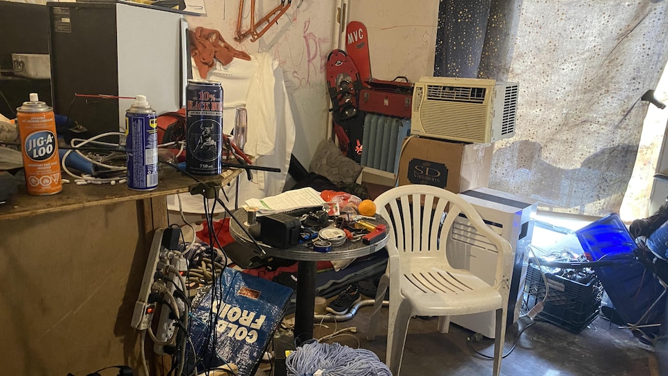 A cluttered room of a tenant of the Hôtel Albert.