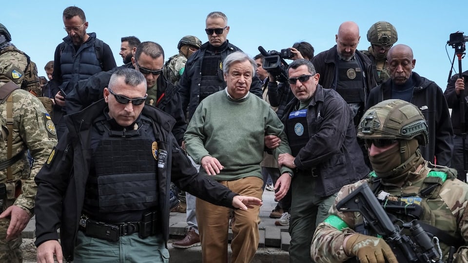 Antonio Guterres surrounded by soldiers and personnel.