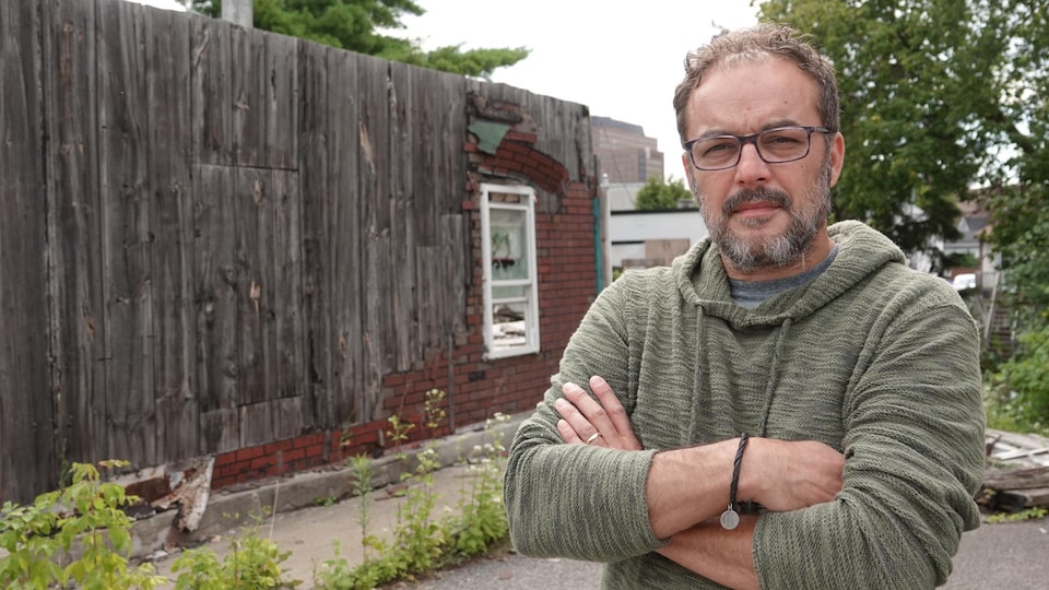 Stefan Psenak, in front of a boarded up house in Vieux-Hull. 