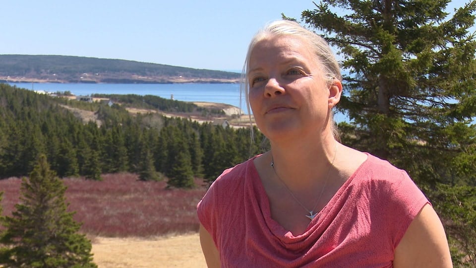 Suzann Méthot is outside, on her estate in Percé which offers a view of the sea.