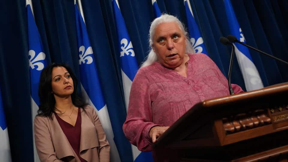 Manon Massé and Ruba Ghazal at a press briefing at the National Assembly.