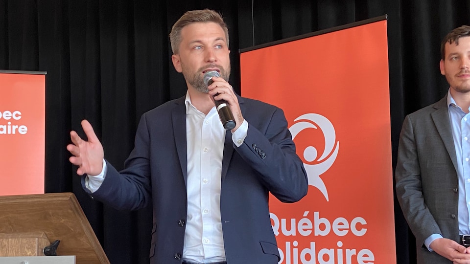 Gabriel Nadeau-Dubois from Québec solidaire passing through Val-d'Or.
