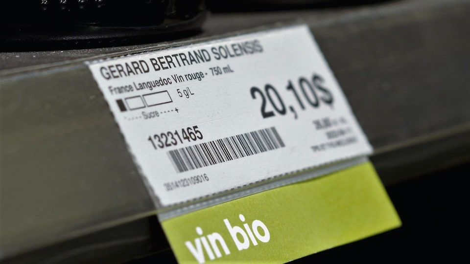 A wine label at the SAQ displaying the name of the wine, its price and the residual sugar level.