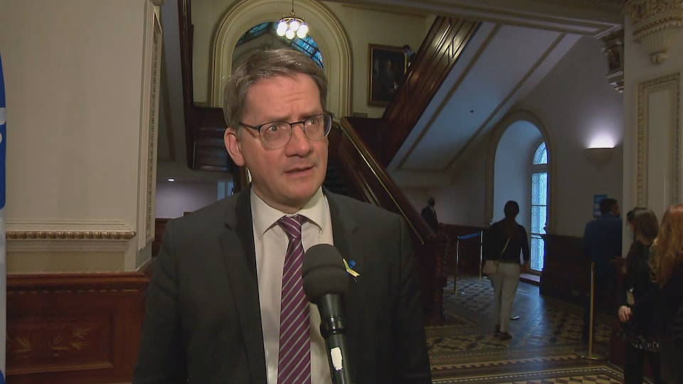 Sylvain Gaudreault criticizes the budget in a corridor of the National Assembly.