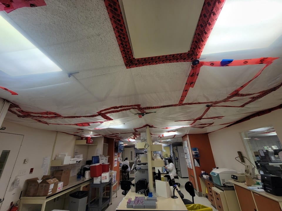 Tarps on the ceiling, in a laboratory at the CHU Sainte-Justine.