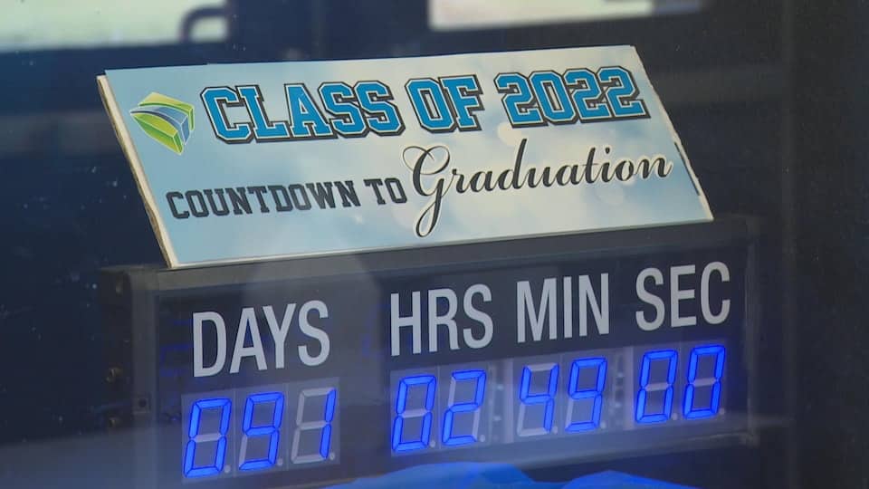 The electronic countdown displays the number of days, hours, minutes and seconds until the official end of the course of the graduates at the Academy.