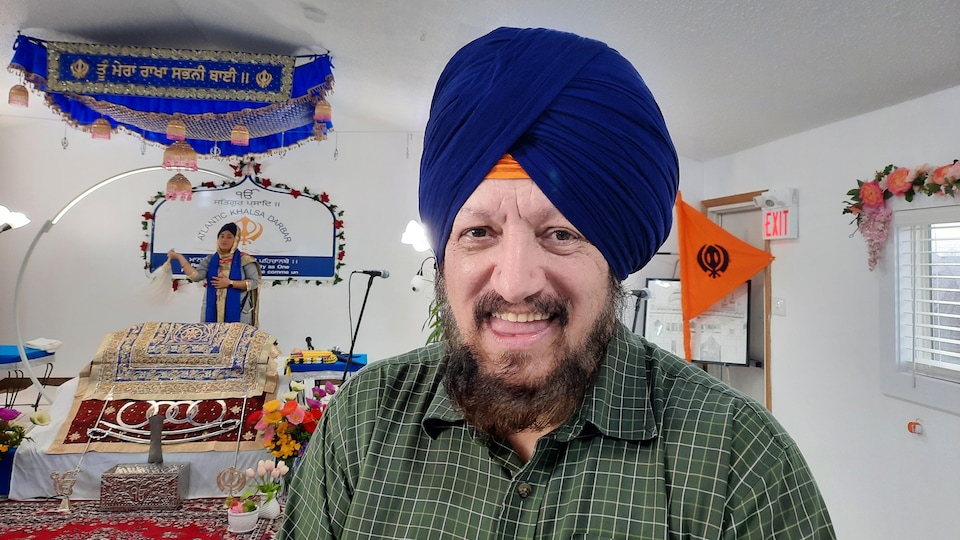 Man wearing blue turban in a Sikh temple.