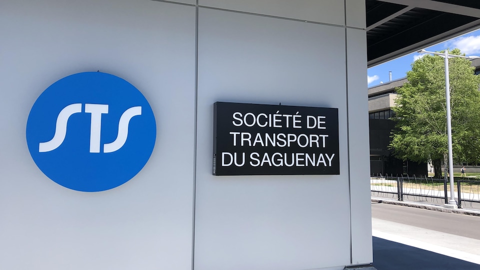 The sign of the Société de transport du Saguenay installed on a bus stop at the University of Quebec in Chicoutimi. 