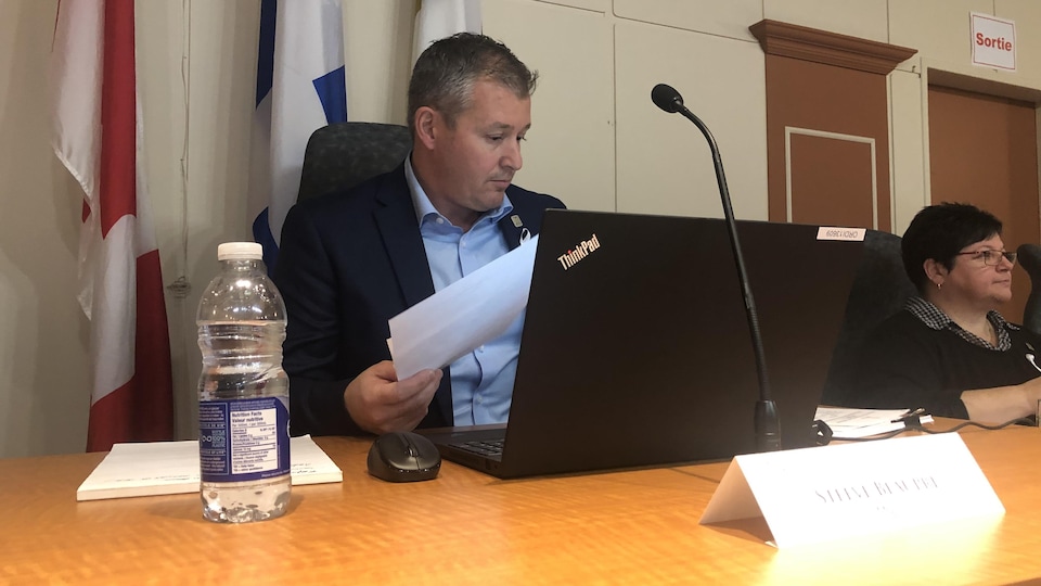 The mayor of Sept-Îles, Steeve Beaupré, and councilor Guylaine Lejeune during a meeting of the municipal council.