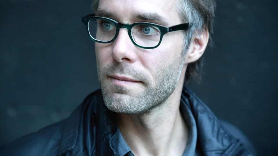 Sylvain Bélanger wears glasses. 