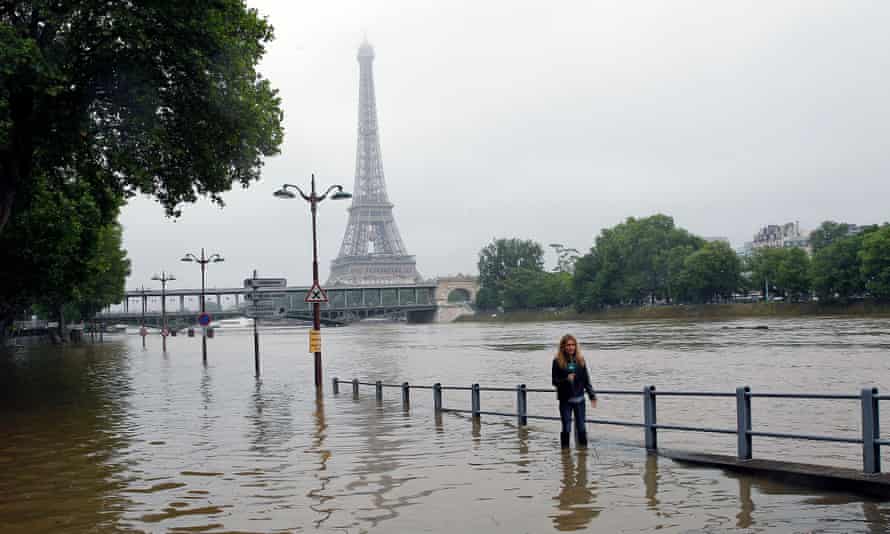 The water rises near the Eiffel Tower area