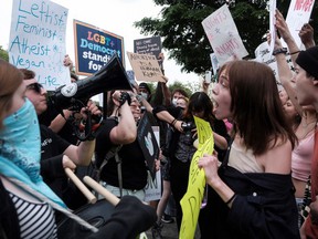 Pro-abortion and anti-abortion demonstrators confront during a protest outside the US Supreme Court after the leak of a draft majority opinion written by Justice Samuel Alito preparing for a majority of the court to overturn the landmark Roe v.  Wade abortion rights decision later this year, in Washington, US, May 4, 2022.