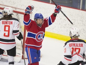 Les Canadiennes Caroline Ouellette (facing) celebrates her assist on a goal against Vanke Rays in Montreal, January 28, 2018. (Christinne Muschi / MONTREAL GAZETTE)