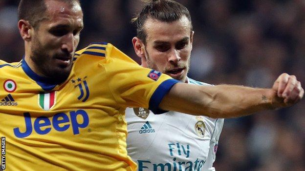 Gareth Bale (R) vies for the ball with Giorgio Chiellini