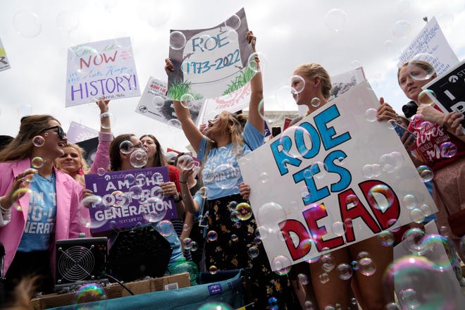 Los manifestantes contra el aborto reaccionan frente a la Corte Suprema en Washington, el viernes 24 de junio de 2022 después de que la decisión en Dobbs v. Jackson Women's Health Organisation anuló la histórica decisión Roe v. Wade de 1973 que estableció un derecho constitucional al aborto.