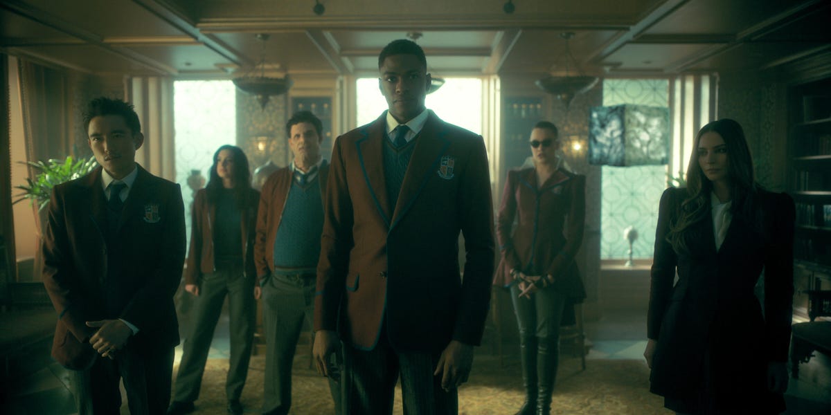 (L to R) Justin H. Min as Ben Hargreeves, Cazzie David as Jayme, Jake Epstein as Alphonso, Justin Cornwell as Marcus, Britne Oldford as Fei, Genesis Rodriguez as Sloane in The Umbrella Academy Episode 301